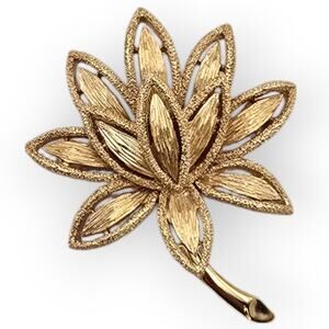 Avon Lotus Flower Brooch Gold Tone Vintage Floral Nature Minimal Elegance